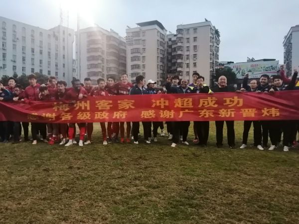 鲁尼在2023年10月接手伯明翰主帅一职，与球队签约三年半。